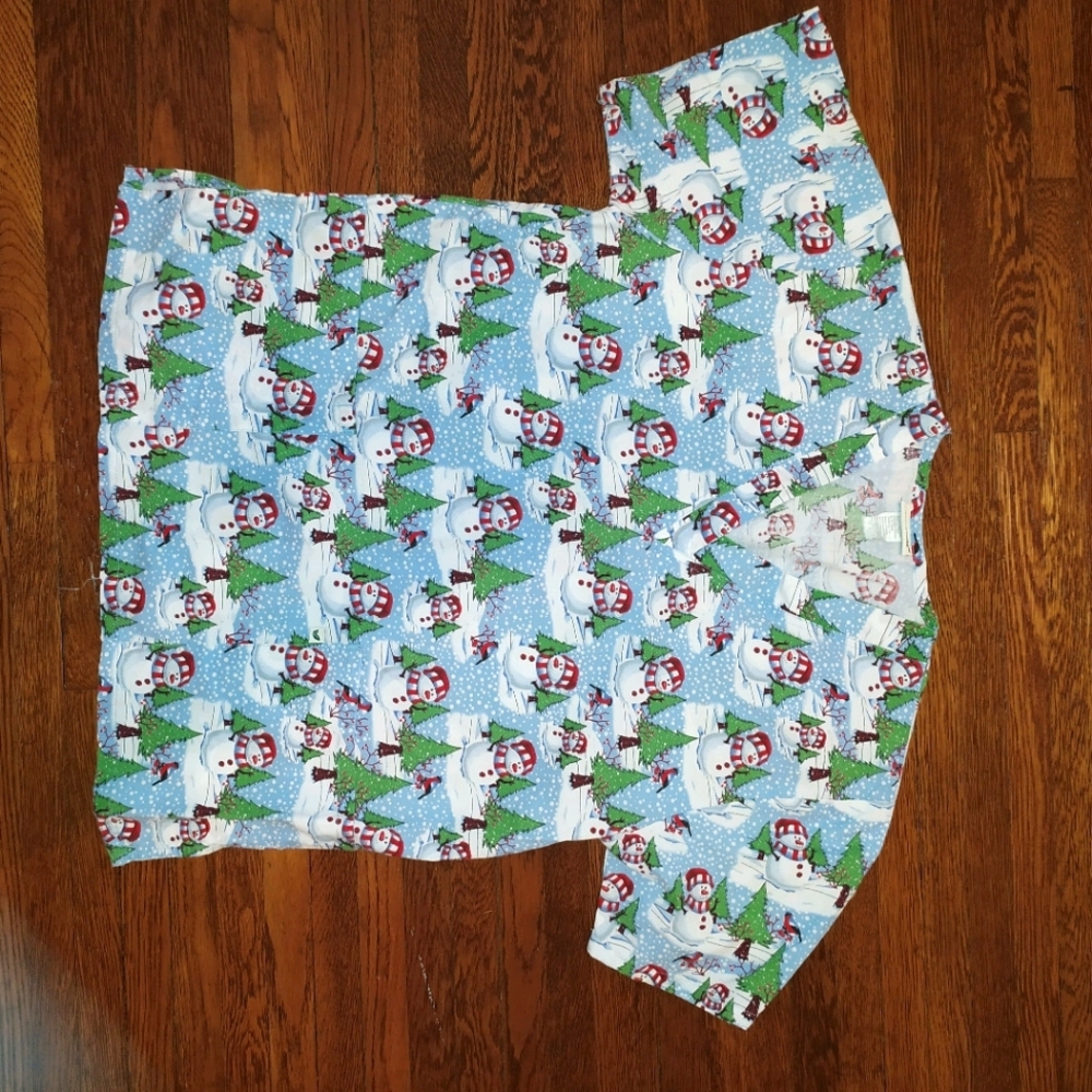 EUC Peppermint Scrubs snowy snowman scrub top